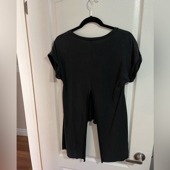 Woman’s medium open back, black shirt from M boutique - Picture 2 of 2